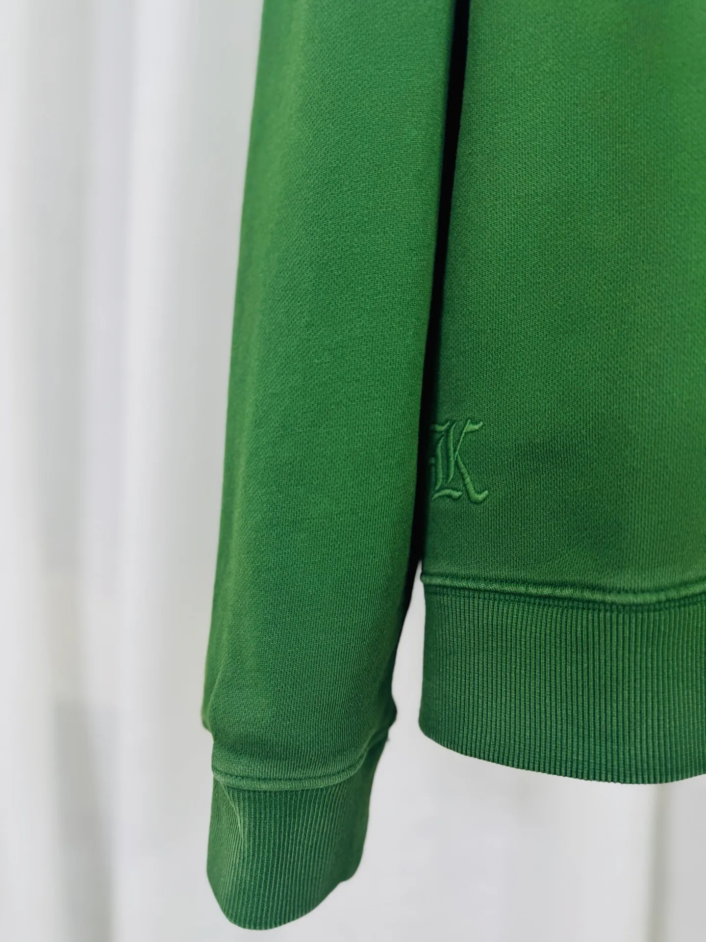 P280 top version, real shot without P, ​​different from market currency) 𝗖𝗵𝗿𝗼𝗺𝗲 𝗛𝗲𝗮𝗿𝘁𝘀/Cro Heart 2025 washed patch embroidery autumn and winter new original single counter American laser burnt 3D three-dimensional color embroidery couple casual sweatshirt 👑The highest version! Customized fabric 430g tripe terry fabric! American acid-washed and distressed original fabric laser burnt ✟appliqué embroidery and exquisite embroidery of letters! The best-selling model in the counter, very comfortable to wear. Accessories: original molded and authenticated collar label➕100% silk wash label. Genuine purchase-grade original hangtag➕matching hanging rope➕3D hanging beads➕original packaging bag. Craftsmanship: The original version has consistent wiring! The highest version of the armhole matching technique! Color: Pink Black Green Size: S M L XL Style Number: 25-377